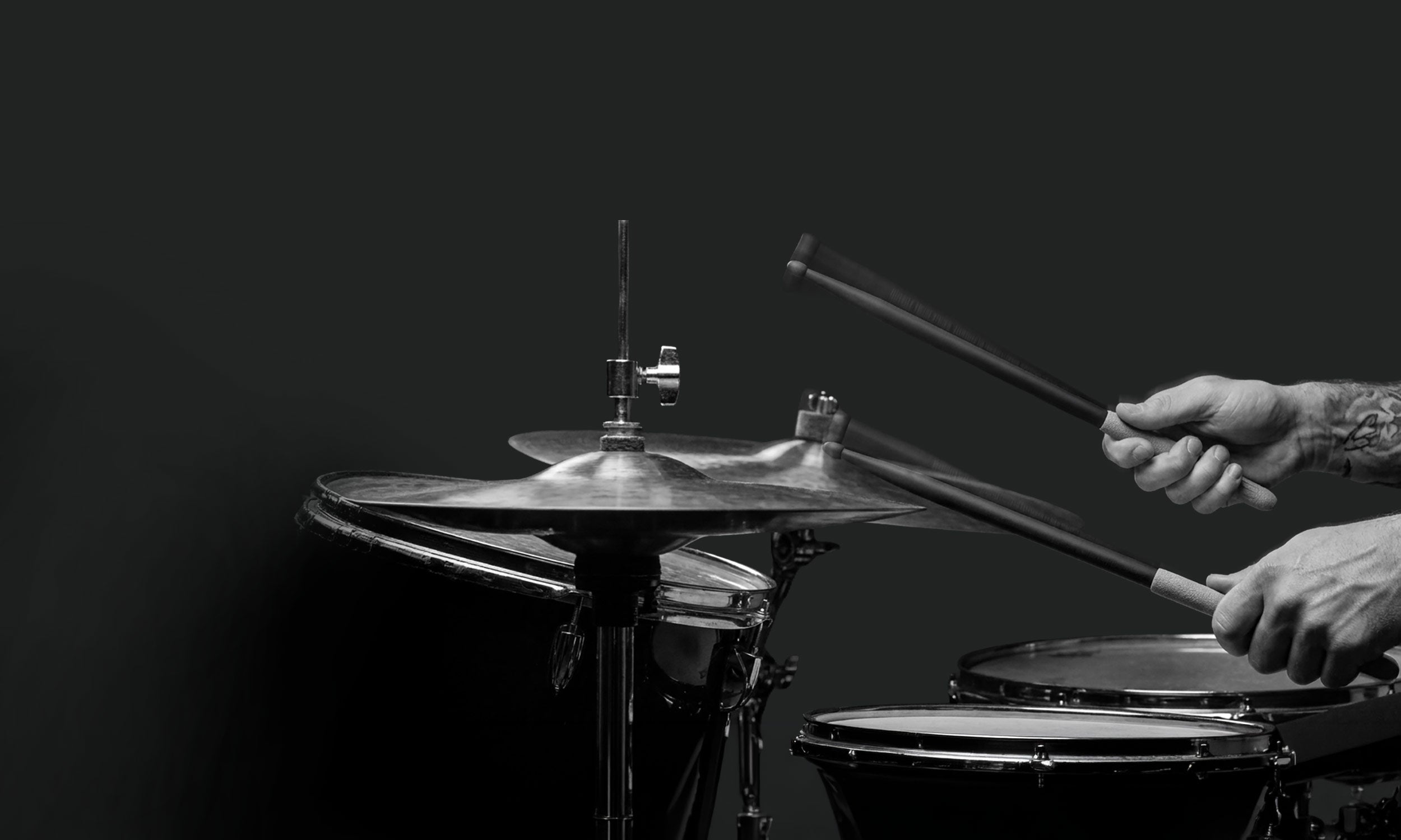 Pair of Mhadly Tech Sticks Hybrid 7A drumsticks, light and maneuverable for maximum rhythmic precision